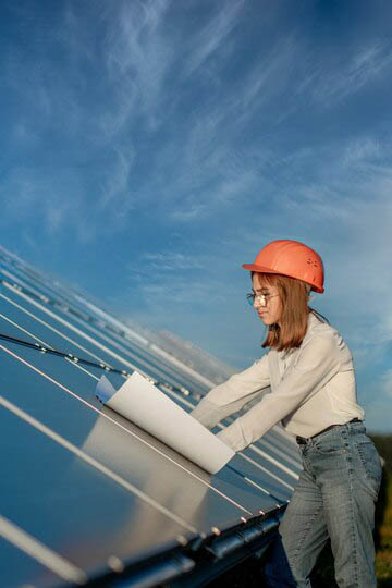 Händig tjej installerar solpaneler